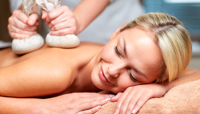 kraeuterstempelmassage